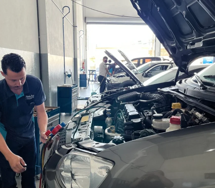 Técnico da UseAr realizando manutenção em veículo dentro da oficina
