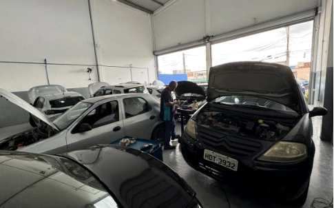 Veículos em manutenção dentro da oficina UseAr